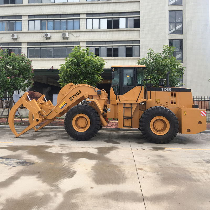 Máy xúc lật bánh lốp 10 tấn dùng cho hoạt động kho gỗ.