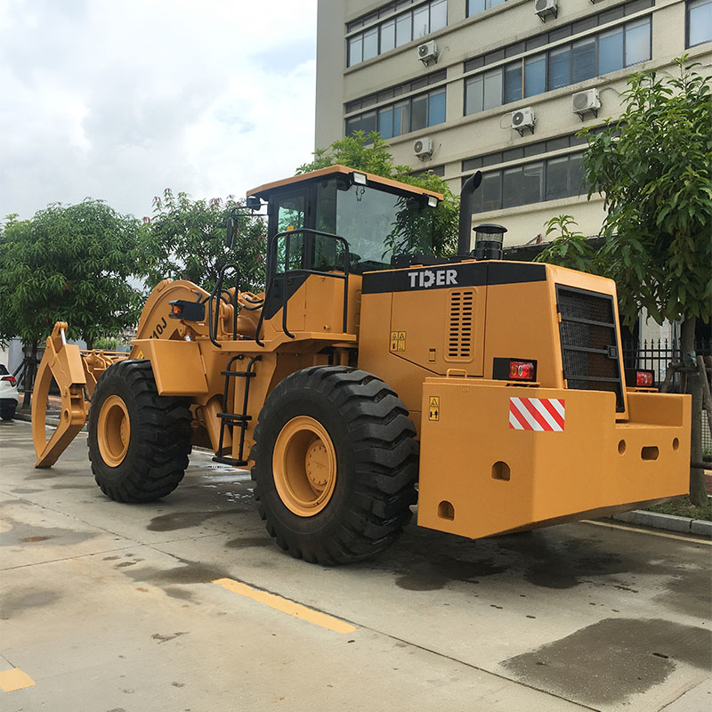 Máy xúc lật bánh lốp 10 tấn dùng cho hoạt động kho gỗ.