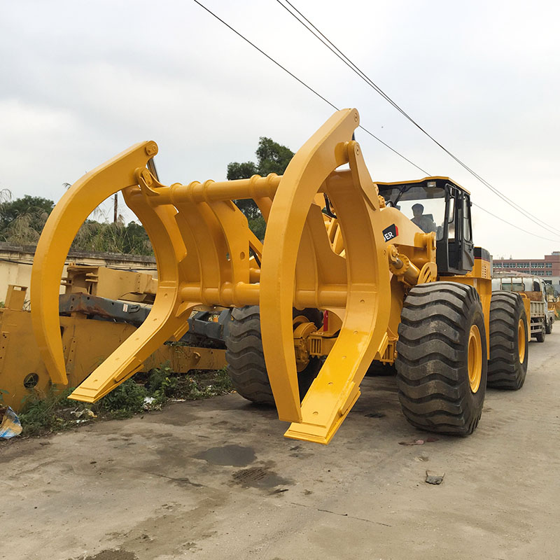 Máy xúc lật chở gỗ 25 tấn trang bị công nghệ Caterpillar.