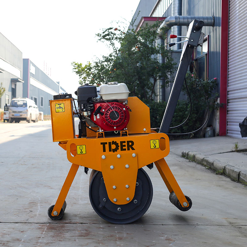 Máy đầm nén đẩy tay 350kg sử dụng động cơ diesel.