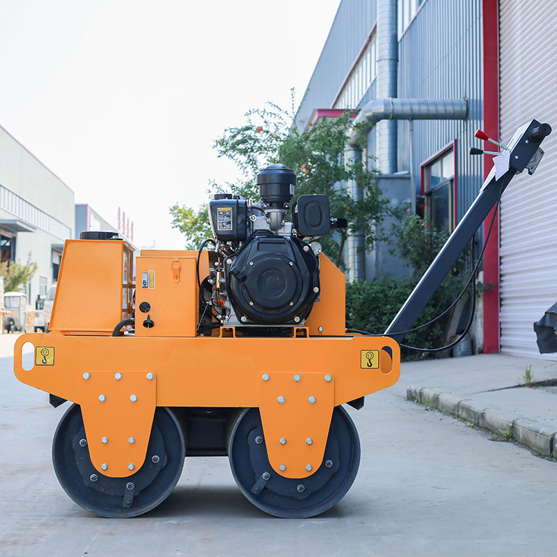 Máy lu đường hai trống 600kg với động cơ diesel khởi động điện.