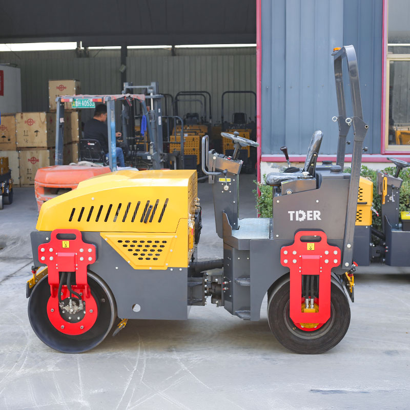 Máy lu đường diesel 3 tấn với trống thép và lốp hơi.