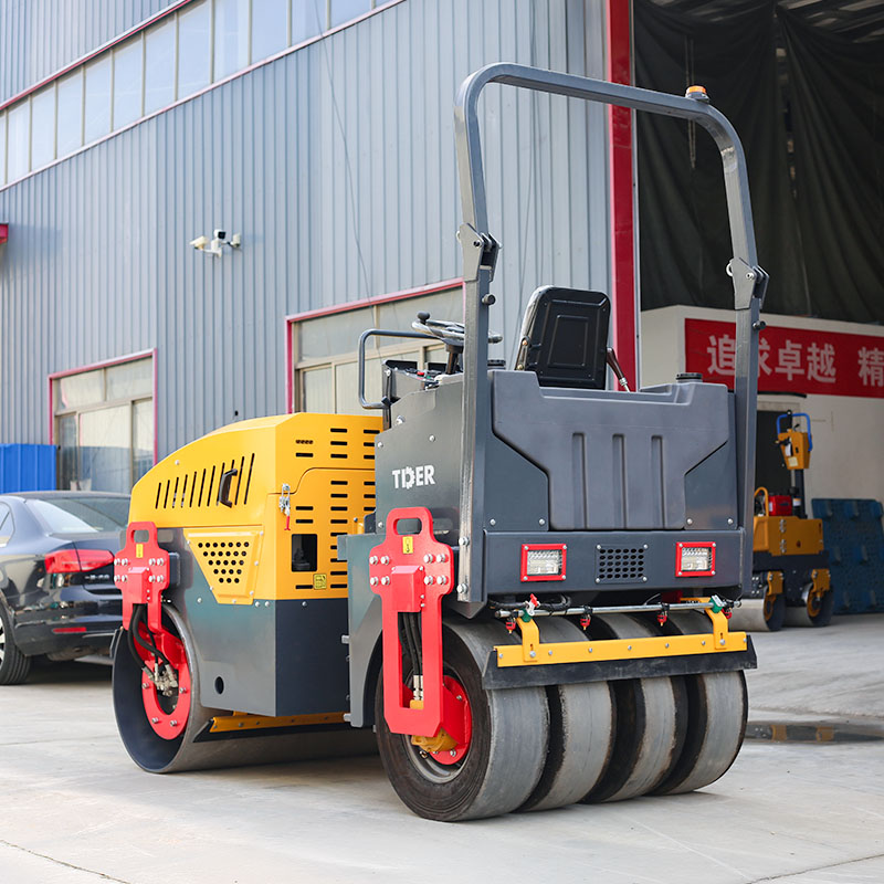 Máy lu đường diesel 3 tấn với trống thép và lốp hơi.