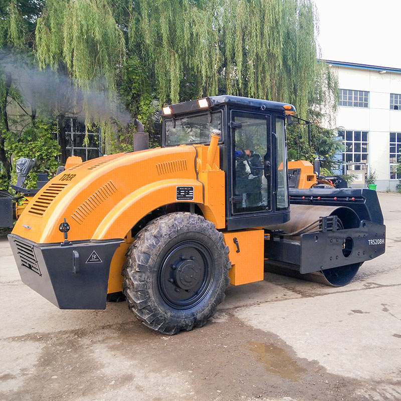 Máy lu 8 tấn trang bị động cơ Cummins tăng áp.