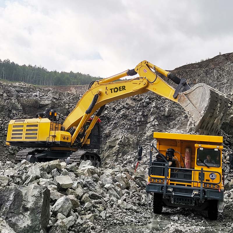 Máy xúc hạng nặng 100 tấn với động cơ Scania.